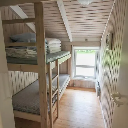 Vakantiehuis Three-bedroom Holiday In *
