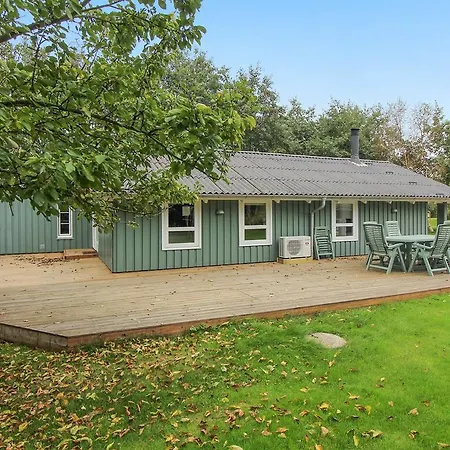 Three-bedroom Holiday In * Hals