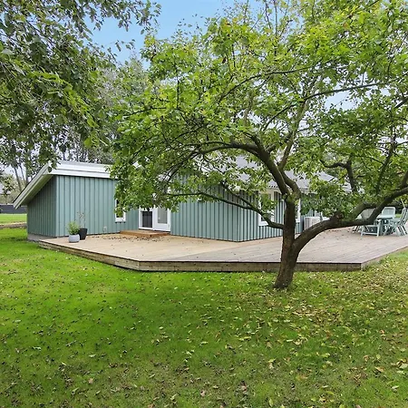 Vakantiehuis Three-bedroom Holiday In *