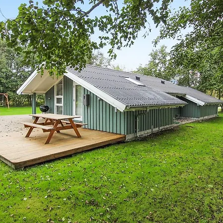 Three-bedroom Holiday In * Hals