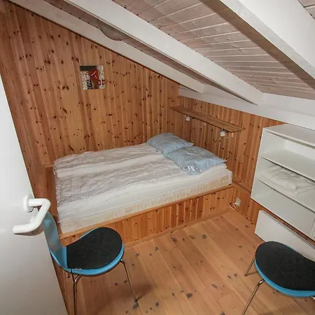 Vakantiehuis Three-bedroom Holiday In *